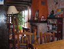 Pequeña biblioteca al lado chimenea
