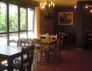 Salón con grandes ventanales
