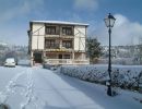Hotel nevado y con sol