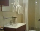 baño con media bañera y secador de pelo