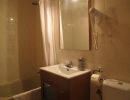 baño con media bañera y secador de pelo