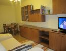 Salón-comedor con mesa, sofá y sillas.  Apto.I 